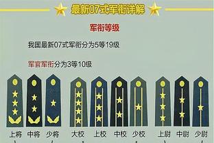 ?张镇麟结束训练后驱车离开 为守候在门口的球迷签名合影